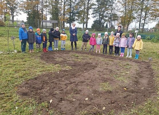 uczniowie stoją przy sercu, w którym posadzone zostaną żonkile