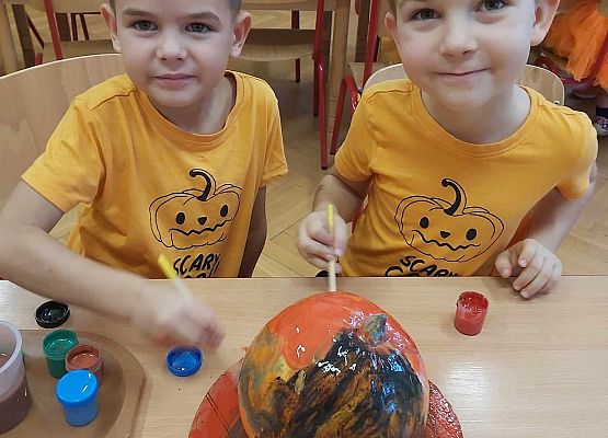 Chłopiec maluje dynię