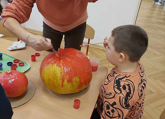 Chłopiec maluje dynię