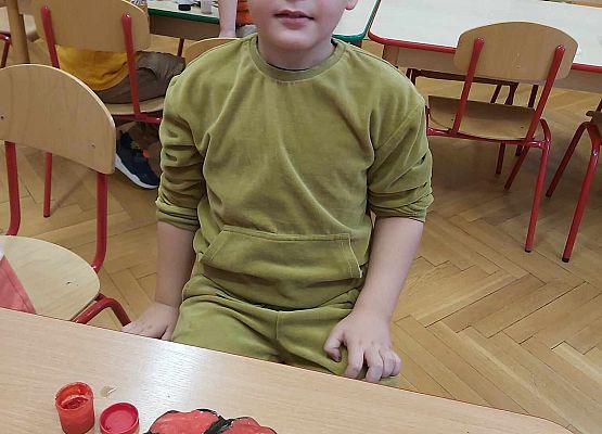 Chłopiec siedzi przy stoliku