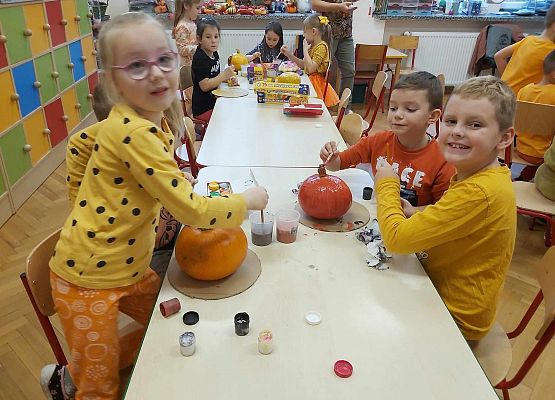 Dzieci malują dynie