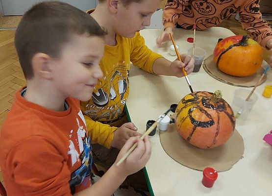 Dzieci malują dynie