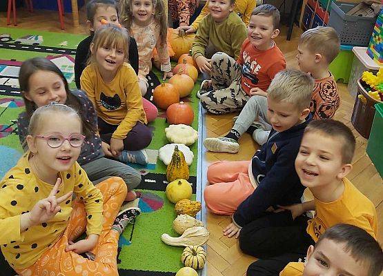 Dzieci siedzą koło dyń