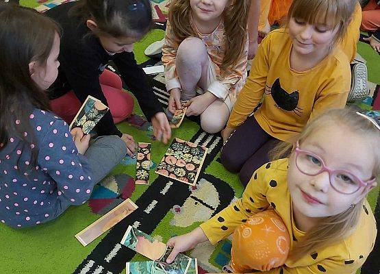 Dzieci układają puzzle