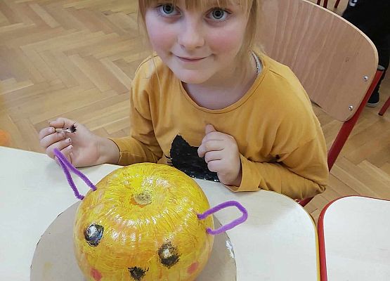 Dziewczynka pokazuje swoja pomalowaną dynię 2