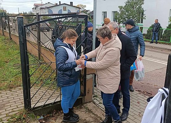 kobieta wrzuca darowiznę do puszki