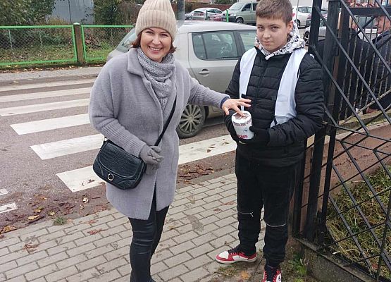 kobieta wrzuca darowiznę do puszki