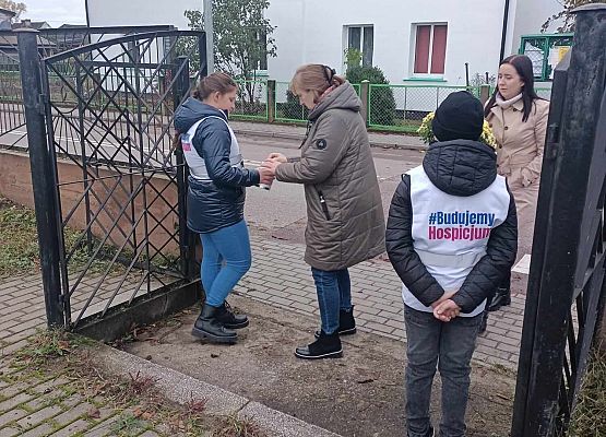 kobieta wrzuca darowiznę do puszki