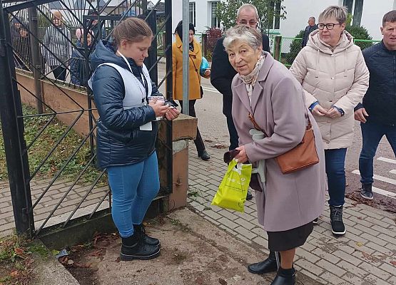 kobieta wrzuca darowiznę do puszki
