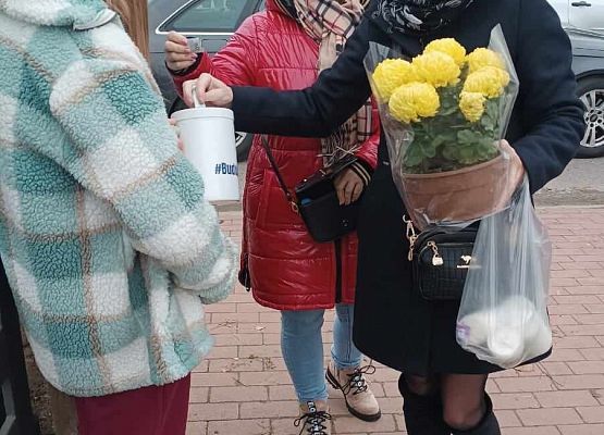 kobiety wrzucają darowiznę do puszki