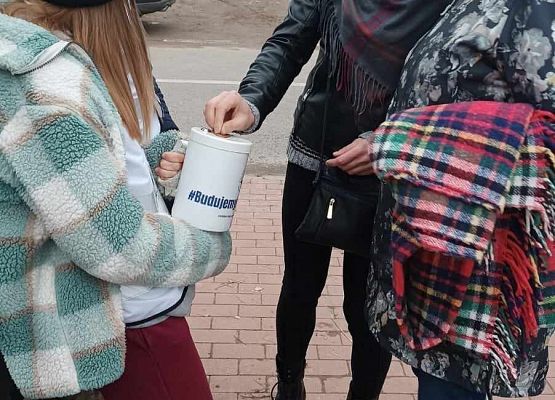 kobiety wrzucają darowiznę do puszki