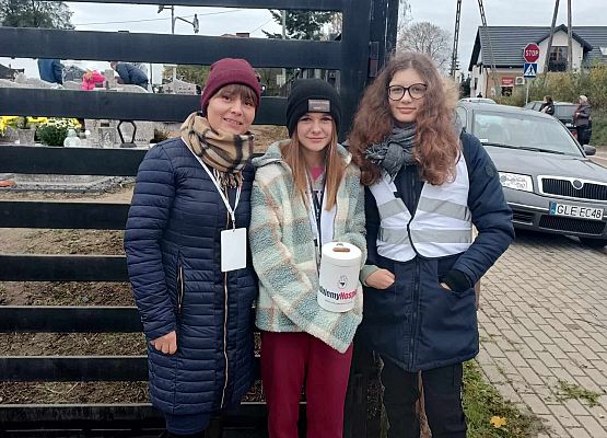 wolontariusze z opiekunką