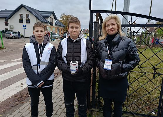 wolontariusze z opiekunką