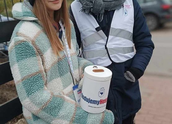 wolontariusze z puszką