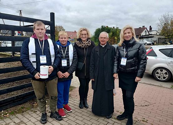 wolontariusze z opiekunkami i księdzem