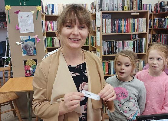 nauczycielka losuje zadanie