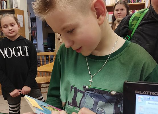 uczennica odgaduje tytuł książki