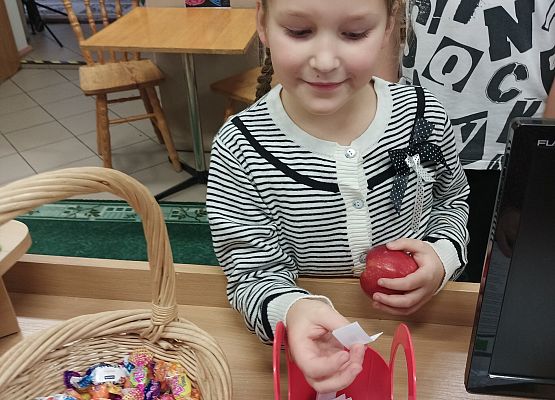 uczennica losuje zadanie