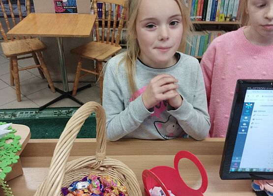 uczennica odgaduje zagadkę