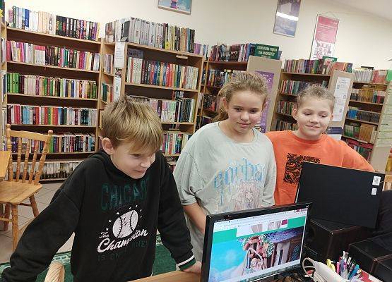 uczniowie rozwiązują zadanie