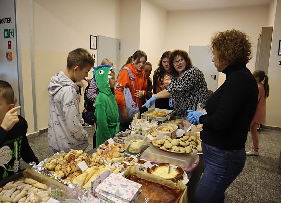 uczniowie kupują wypieki