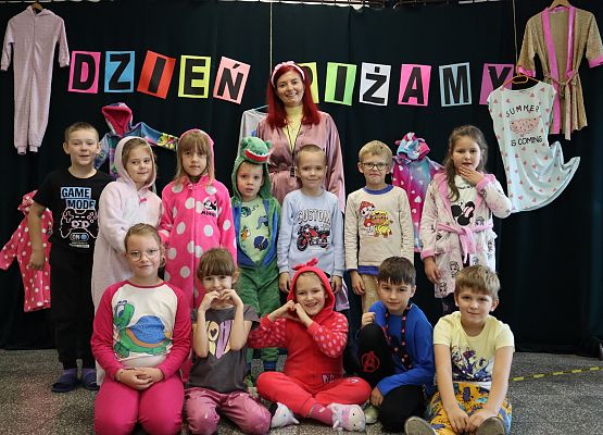 uczniowie z wychowawczynią