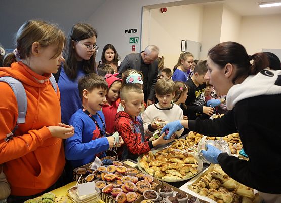uczniowie kupują wypieki