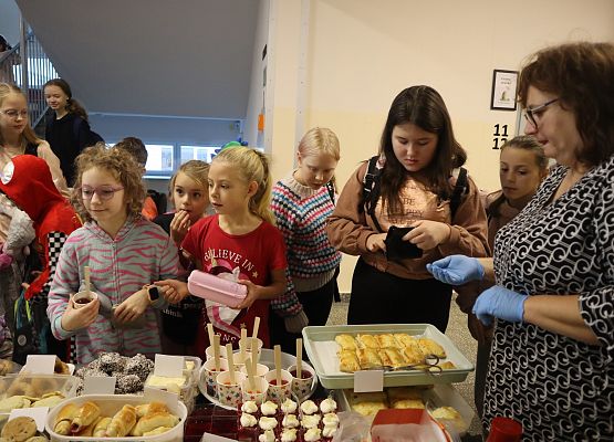 dzieci kupują wypieki