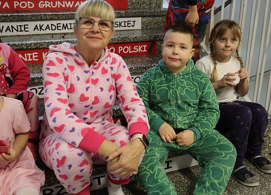 nauczycielka z uczniem