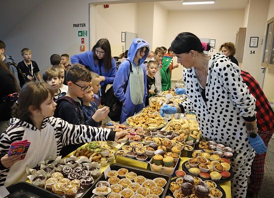 uczniowie kupują wypieki