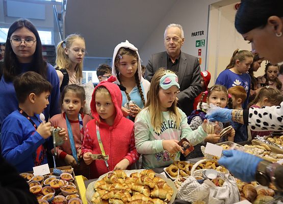uczniowie kupują wypieki