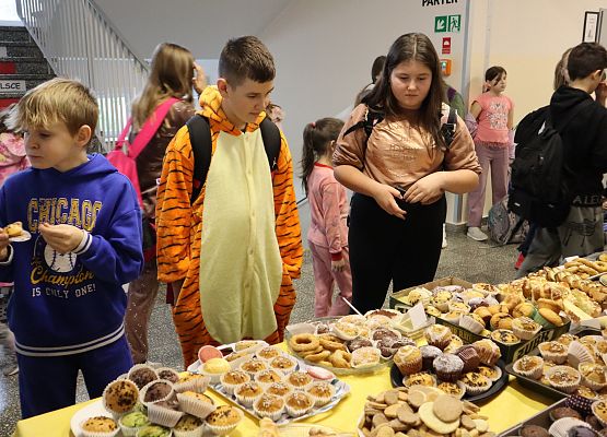 uczniowie przy stoisku kiermaszowym