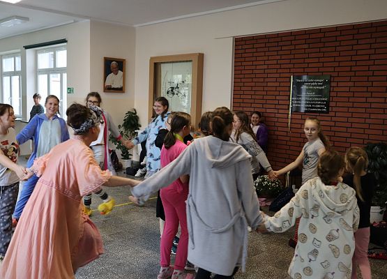 uczniowie tańczą w kole