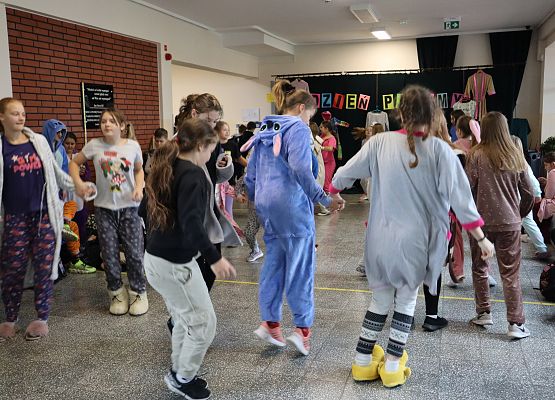 uczniowie tańczą w parach