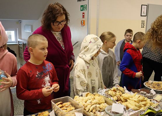 uczniowie z wychowawczynią przy stoisku kiermaszowym