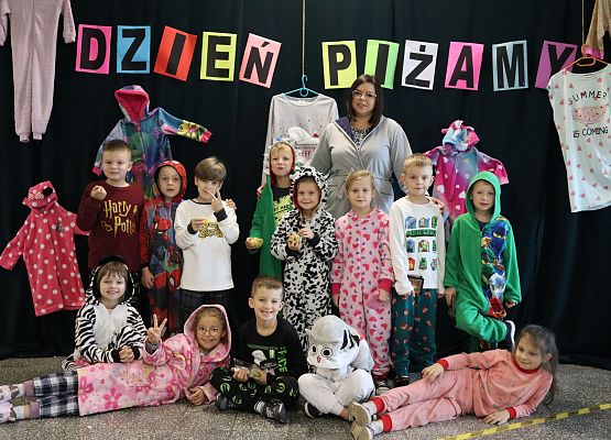 uczniowie z wychowawczynią