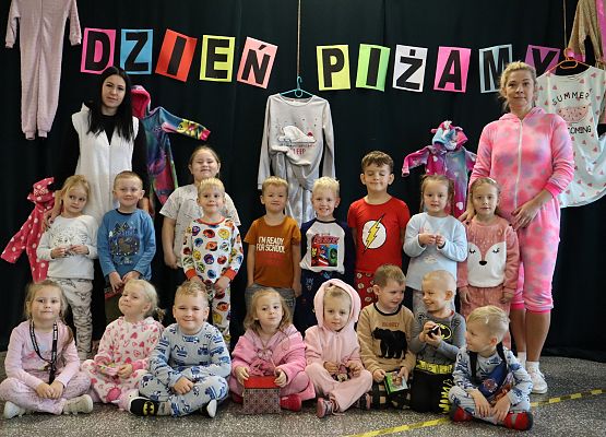 dzieci z nauczycielkami