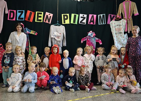 dzieci z nauczycielkami