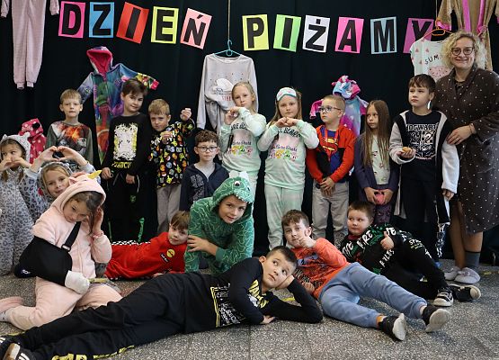 uczniowie z wychowawczynią