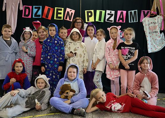 uczniowie z wychowawczynią