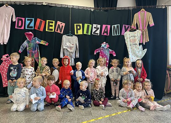 dzieci ustawione w grupie do zdjęcia