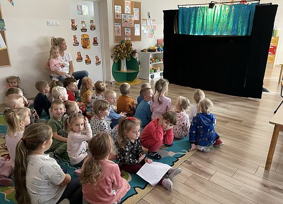 dzieci oglądają teatrzyk