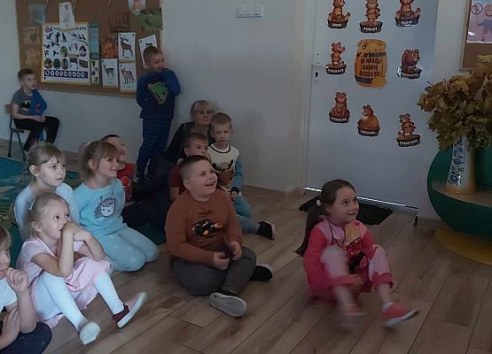 dzieci oglądają teatrzyk