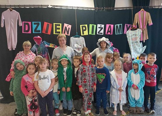 dzieci ustawione w grupie do zdjęcia