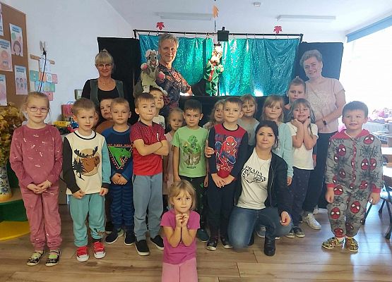 dzieci ustawione w grupie do zdjęcia