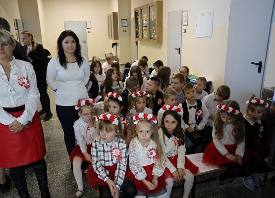 uczniowie siedzą w oczekiwaniu na akademię