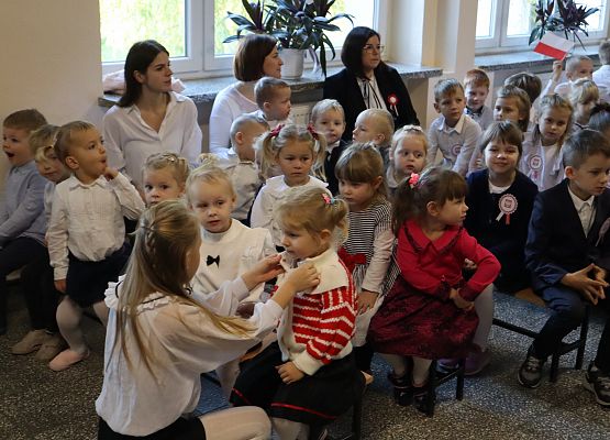 uczniowie siedzą w oczekiwaniu na akademię
