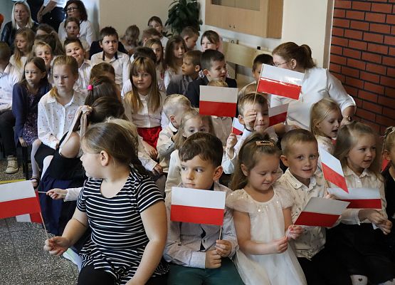 uczniowie siedzą w oczekiwaniu na akademię