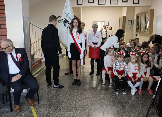 poczet sztandarowy szkoły przed wyjściem