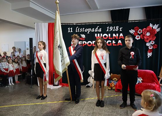 poczet sztandarowy szkoły w trakcie hymnu